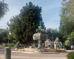 ילדים משתכשכים במזרקת האריות בירושלים, נשמעות שפות שונות – עברית וערבית