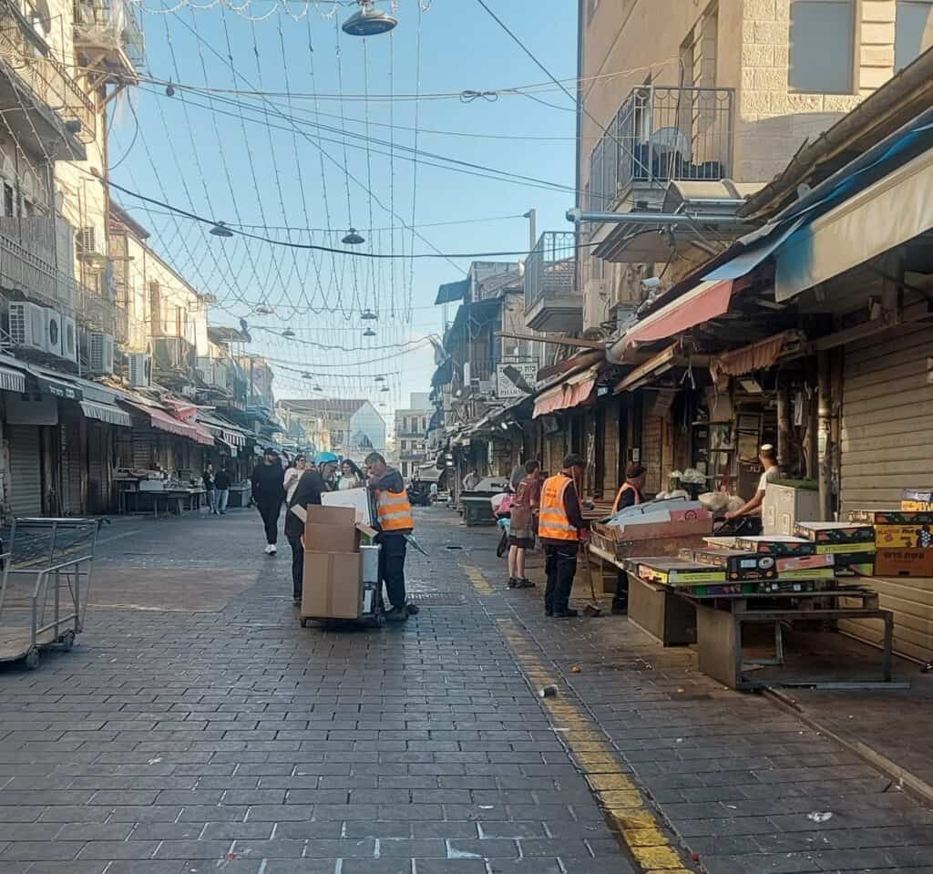 שוק מחנה יהודה רגע לפני כניסת שבת – עגלות, אור אחרון, סוחרים סוגרים