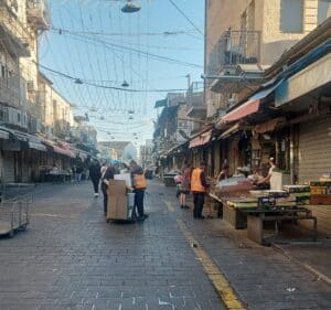 שוק מחנה יהודה רגע לפני כניסת שבת – עגלות, אור אחרון, סוחרים סוגרים
