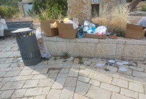 פסולת וקרטונים פזורים בסוף שבוע בגן ציבורי בשכונת משכנות שאננים בירושלים