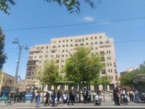 רציף הרכבת הקלה בירושלים – אנשים ממתינים זמן רב בלי לזוז