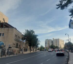 שדרת דגלים ורחוב כמעט ריק בשעות הבוקר בירושלים