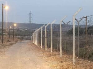 גדר ביטחון חדשה מוארת בין מכבים לבית סירא בשעת בין ערביים
