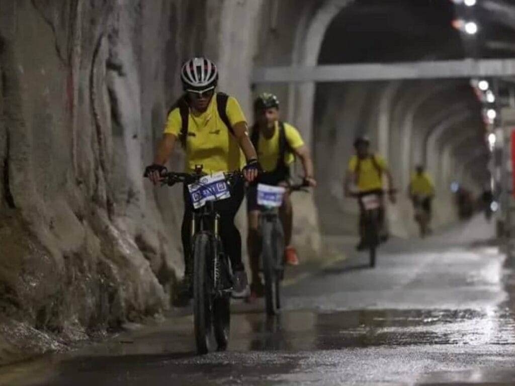רוכבי אופניים במנהרת הגיחון בירושלים במהלך סובב ירושלים 2025