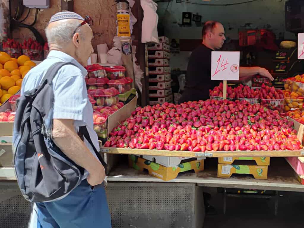 כך מזהים תותים מתוקים באמת ושרי מתוקות בשוק מחנה יהודה – ירושלים בעונה