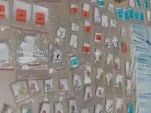 שקיות סמים שהוחרמו ברכב החשוד בתל אביב – קוקאין, פטריות, אקסטזי ושטרות מזומנים