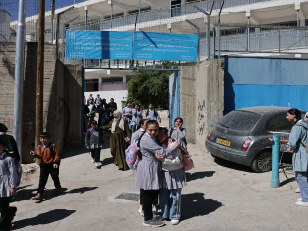 ילדים פלסטינים יוצאים ממוסד של אונר"א בשועפאט בירושלים לאחר פשיטה של פקחי משרד החינוך