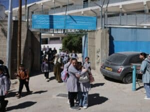 ילדים פלסטינים יוצאים ממוסד של אונר"א בשועפאט בירושלים לאחר פשיטה של פקחי משרד החינוך