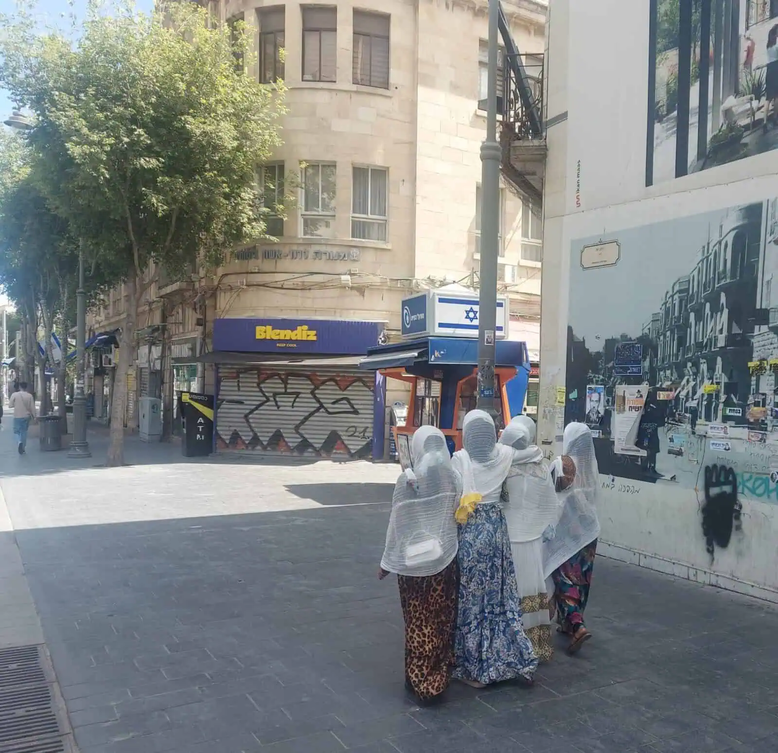 תמונה של אנשים הולכים ברחוב יפו בירושלים, המייצגת את הפסיפס האנושי ואת חיי היום יום התוססים בעיר.