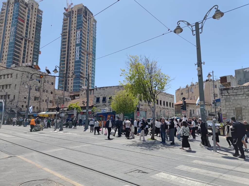רחוב יפו בירושלים, מראה של תחנת הרכבת הקלה והולכי רגל, המקום שבו סיפור הספירה פוגש את חיי היומיום בעיר
