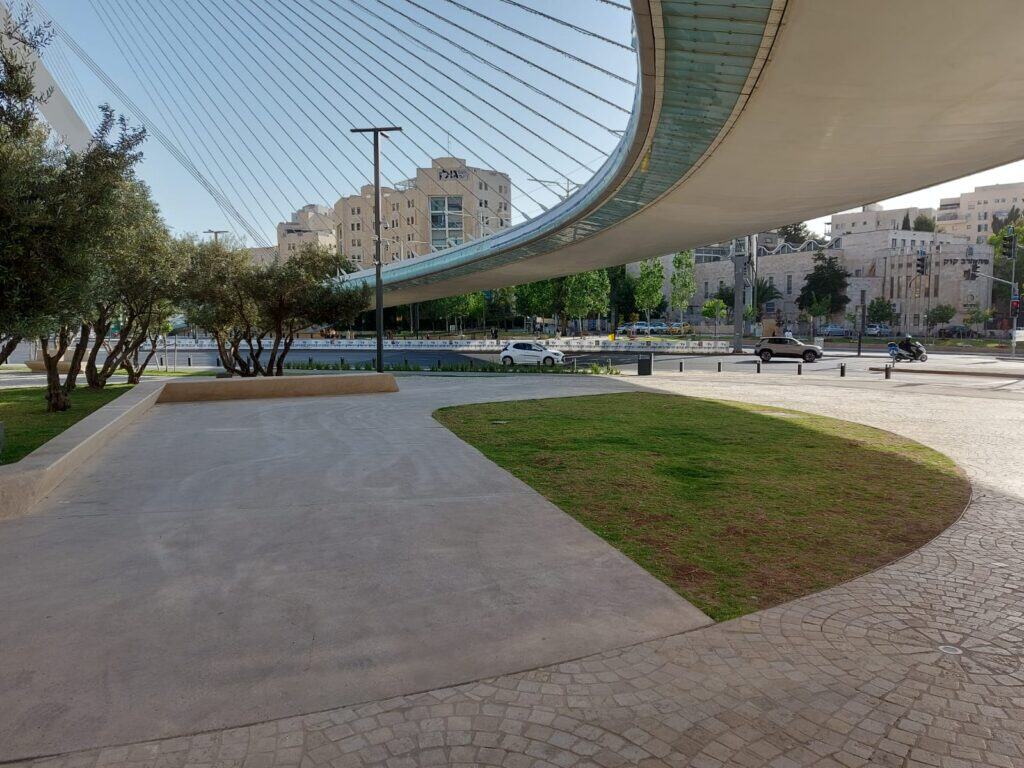 מראה של גשר המיתרים המודרני בירושלים, המסמל את הפיתוח והשינוי העירוני בבירה.