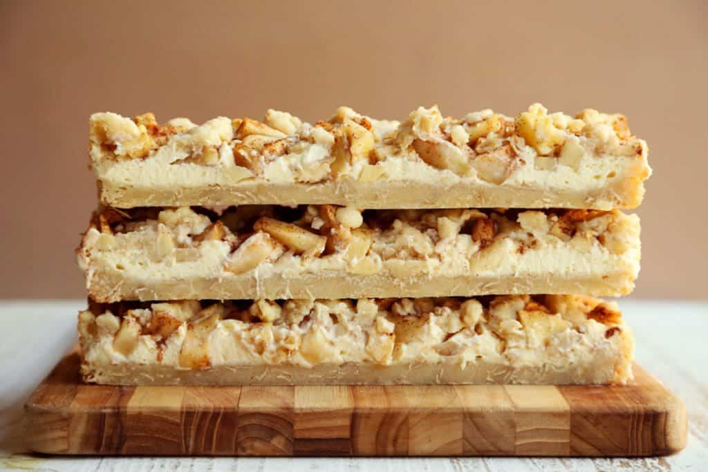 apple cheesecake bars sliced