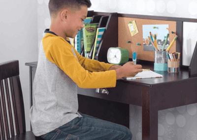 7 Cara Memilih Meja Belajar Anak, Bikin Anak Betah Belajar!