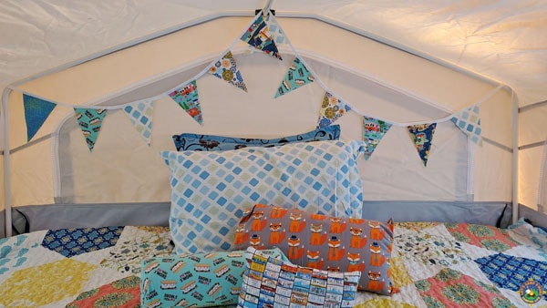 cute decor in a pop up camper bunkend