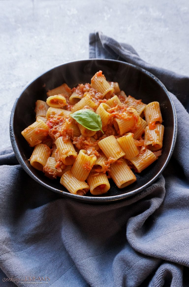 Pasta with tomato sauce