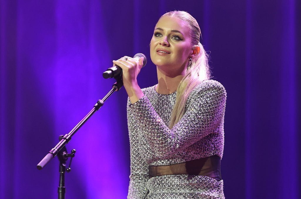 Kelsea Ballerini Hit in the Face Onstage: Shocking Incident During