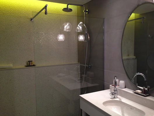 Renaissance Aix bathroom