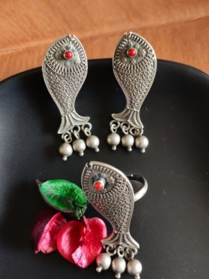 Fish Studs – Coral