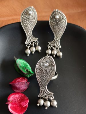 Fish Studs – Pearl