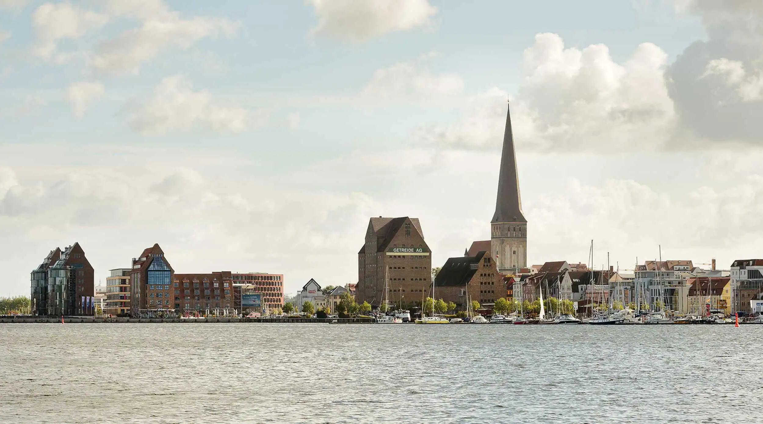 Der Rostock Fotograf hat eine Stadtaufname gemacht.