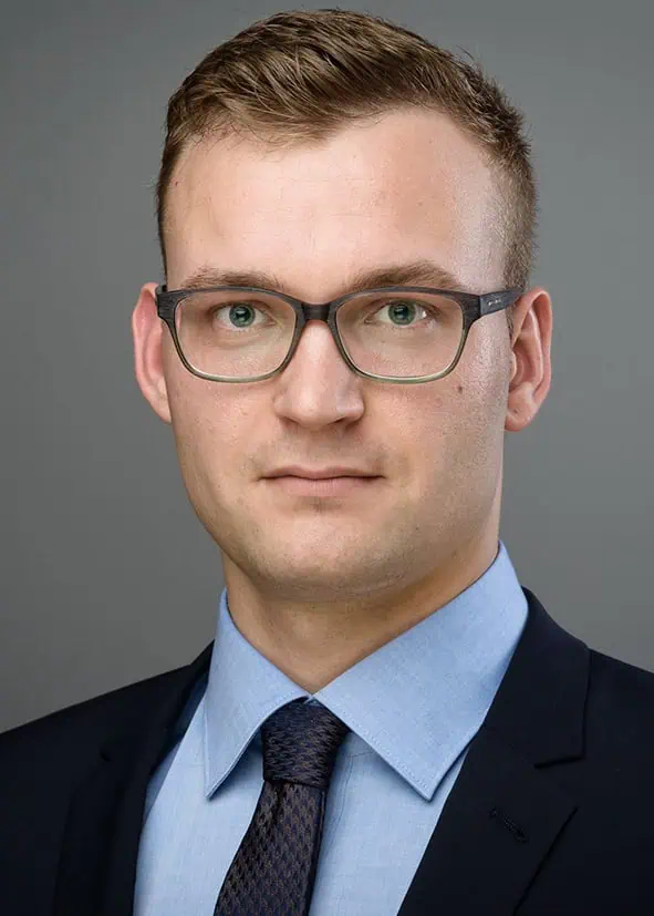 Ein Mann hat für eine Bewerbung Passbilder in Rostock von dem Rostocker Fotografen anfertigen lassen.