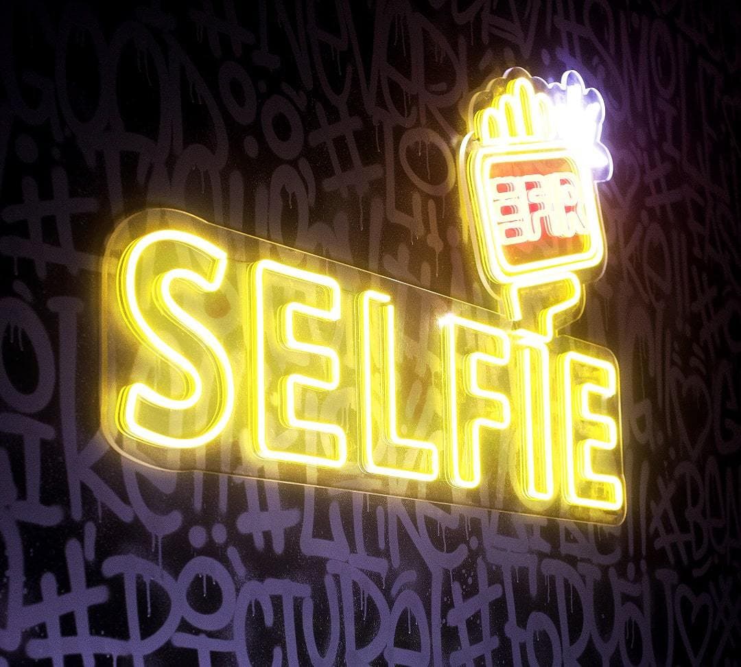Вывеска из гибкого неона «EFIR SELFIE»