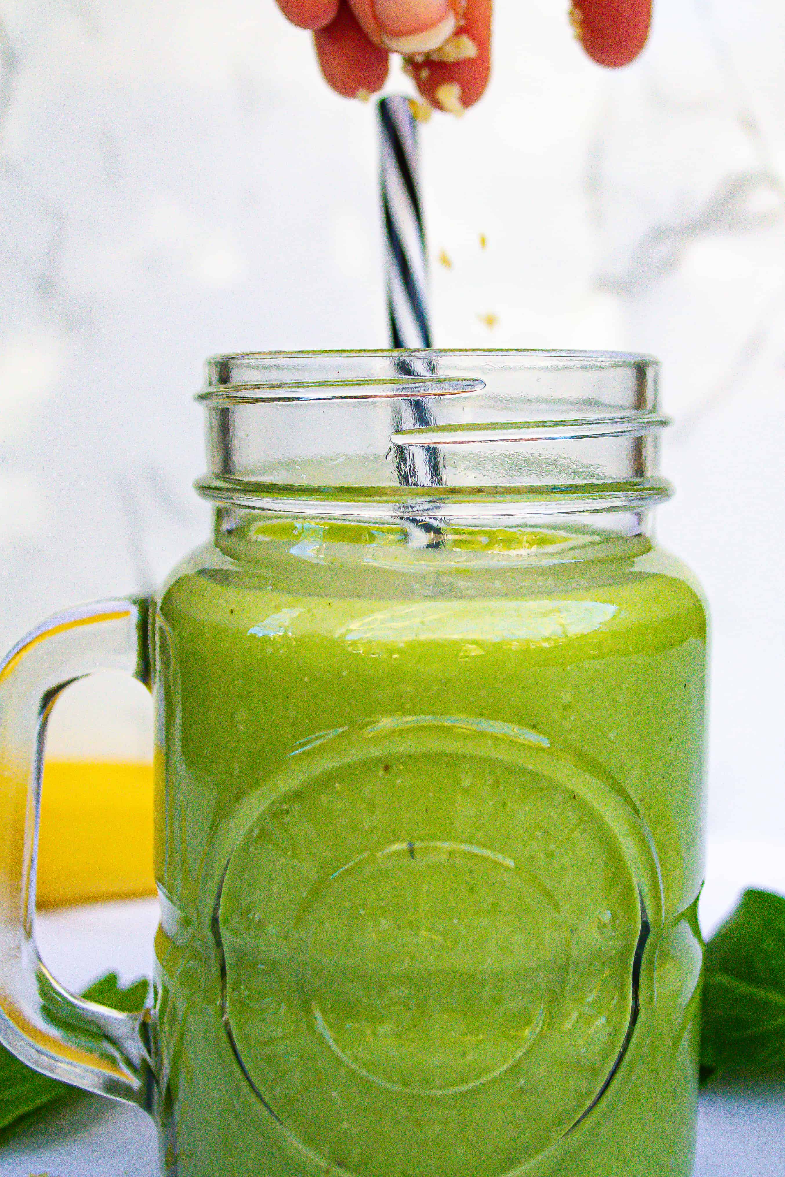 adding hemp seeds to green smoothie