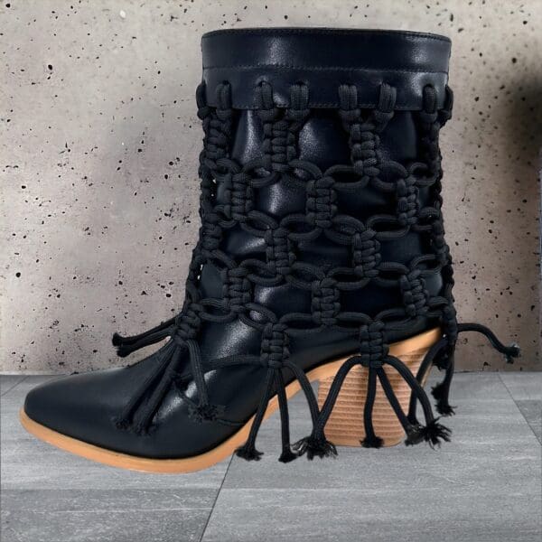 https://skystruk.com/black-licorice-hand-braided-black-leather-boot/