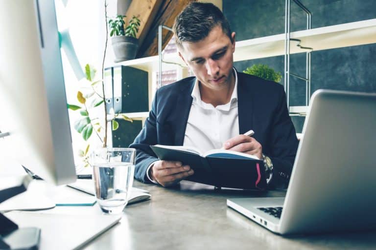 Konzentration im Arbeitsalltag voller digitaler Ablenkung
