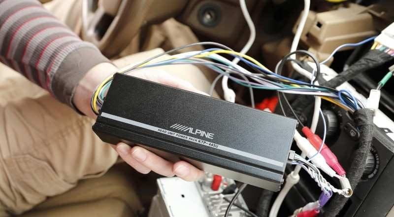 mage of Alpine KPA-445U mini amplifier in my hand