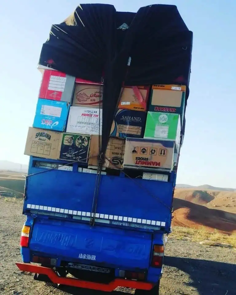 نیسان آبی در جاده