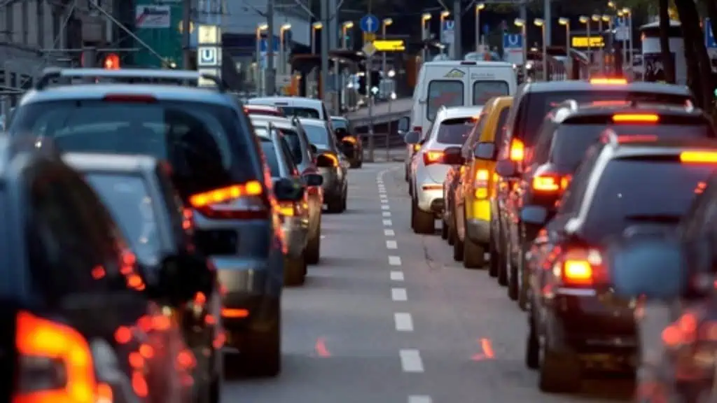 The car behind the traffic light