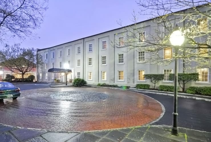 Side entrance to Hampton Inn Charleston - Historic District