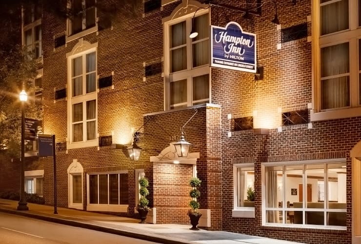 Street Entrance to Hampton Inn Charleston - Historic District