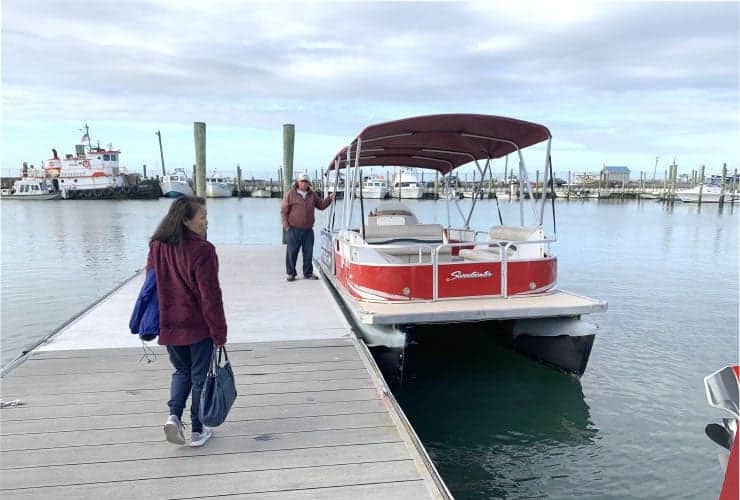 Boarding Daisy Island Cruises