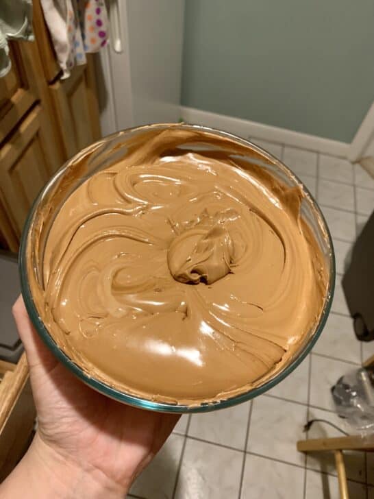 brown royal icing being allowed to develop to prevent color bleed