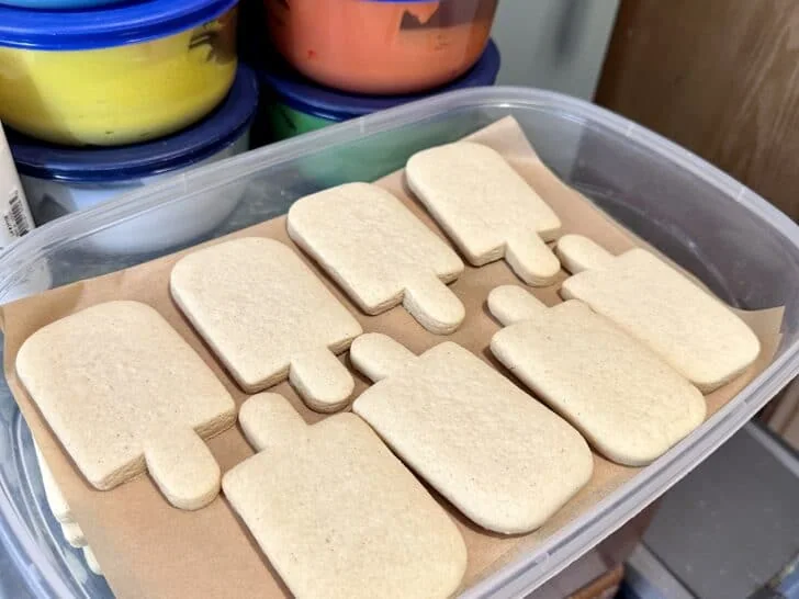 picture of un-iced sugar cookies