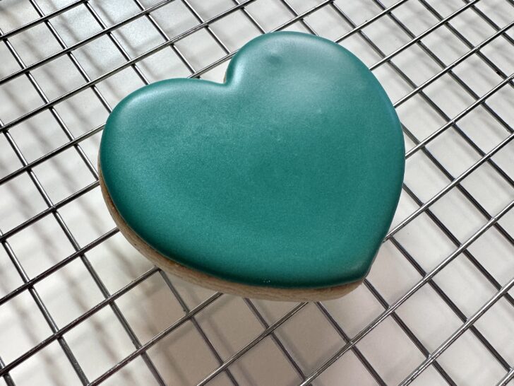 royal icing cookie drying on cookie drying rack