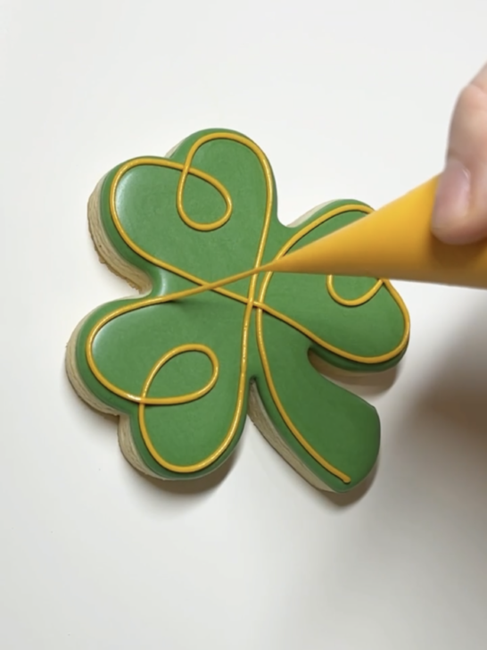decorating royal icing cookie