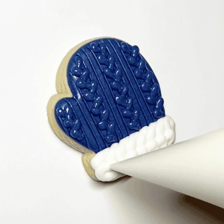 Step-by-Step Decorating Instructions for Mitten Christmas Cookies