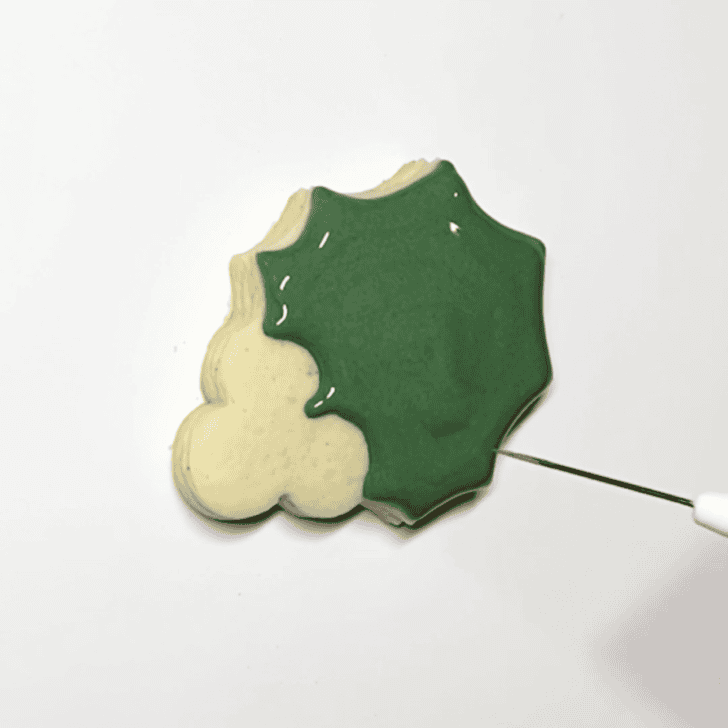 Step-by-Step Decorating Instructions for Holly Decorated Cookies