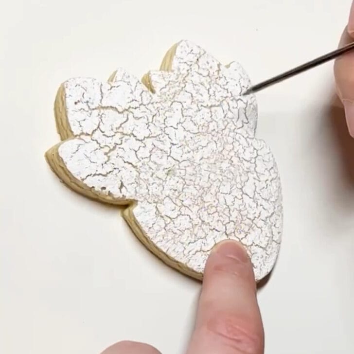 how to decorate crocus Cookies with royal icing with the white crackle technique 