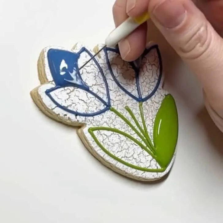 how to decorate crocus sugar cookies with royal icing