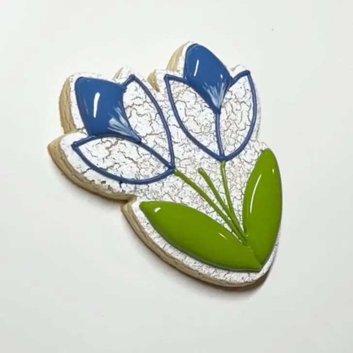 how to decorate crocus sugar cookies with royal icing