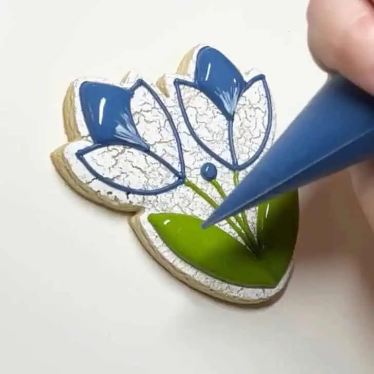 how to decorate crocus sugar cookies with royal icing 