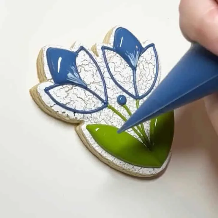 how to decorate crocus sugar cookies with royal icing