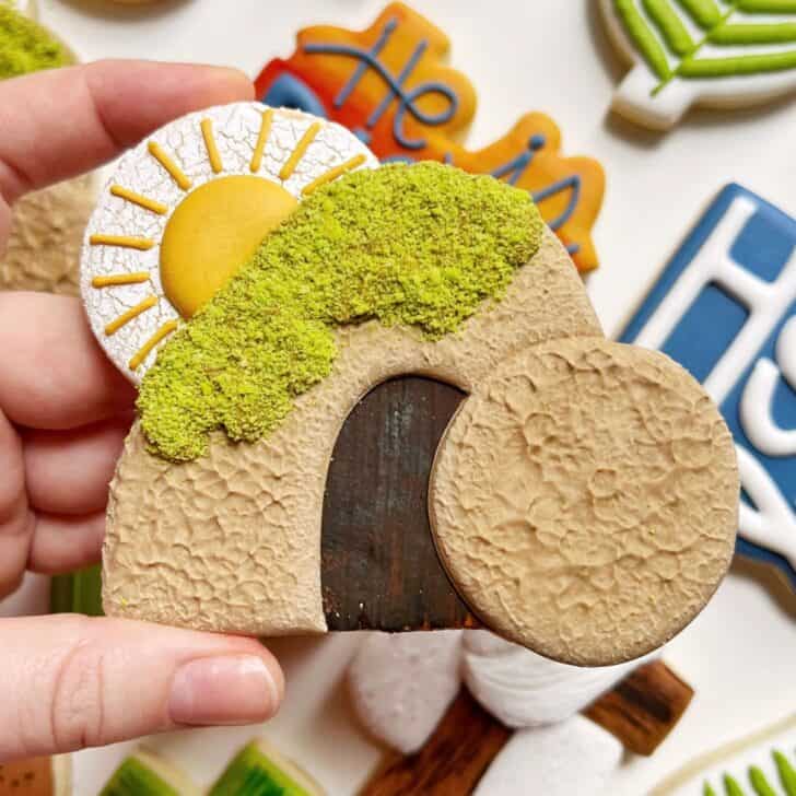 crackle effect on tomb sugar cookie decorated with royal icing 