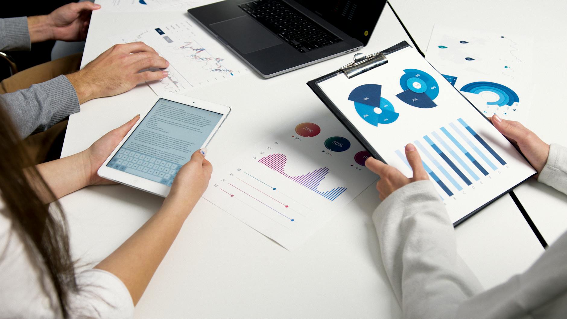 UAEThrive Daily News Roundup :Exploring UAE Technology Growth During a Business Meeting