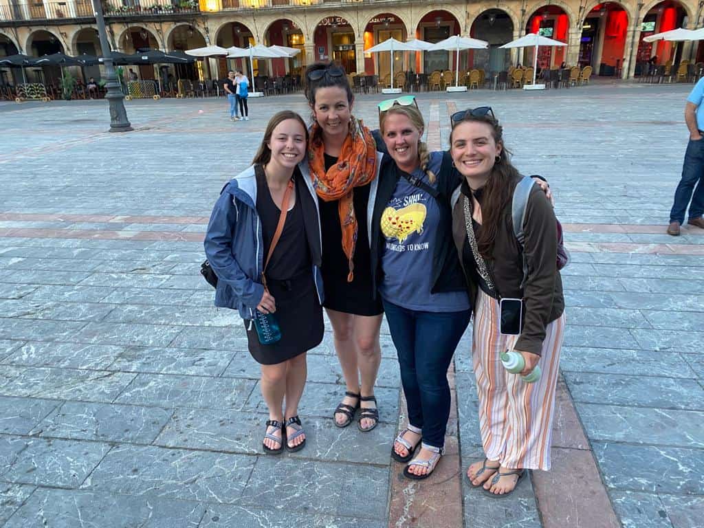 A group of people smiling together in León along the Camino Francés
