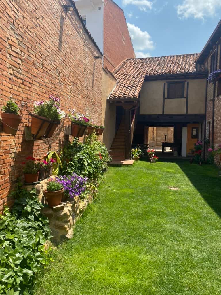 Outdoor courtyard in an albergue